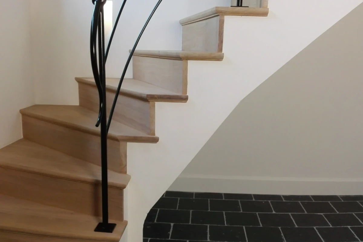 Betonnen-trappen-bekleed-met-massief-eik-2