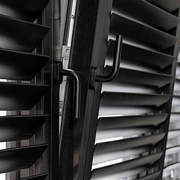 draaikiepraam-detail-zwarte-shutters-impressie