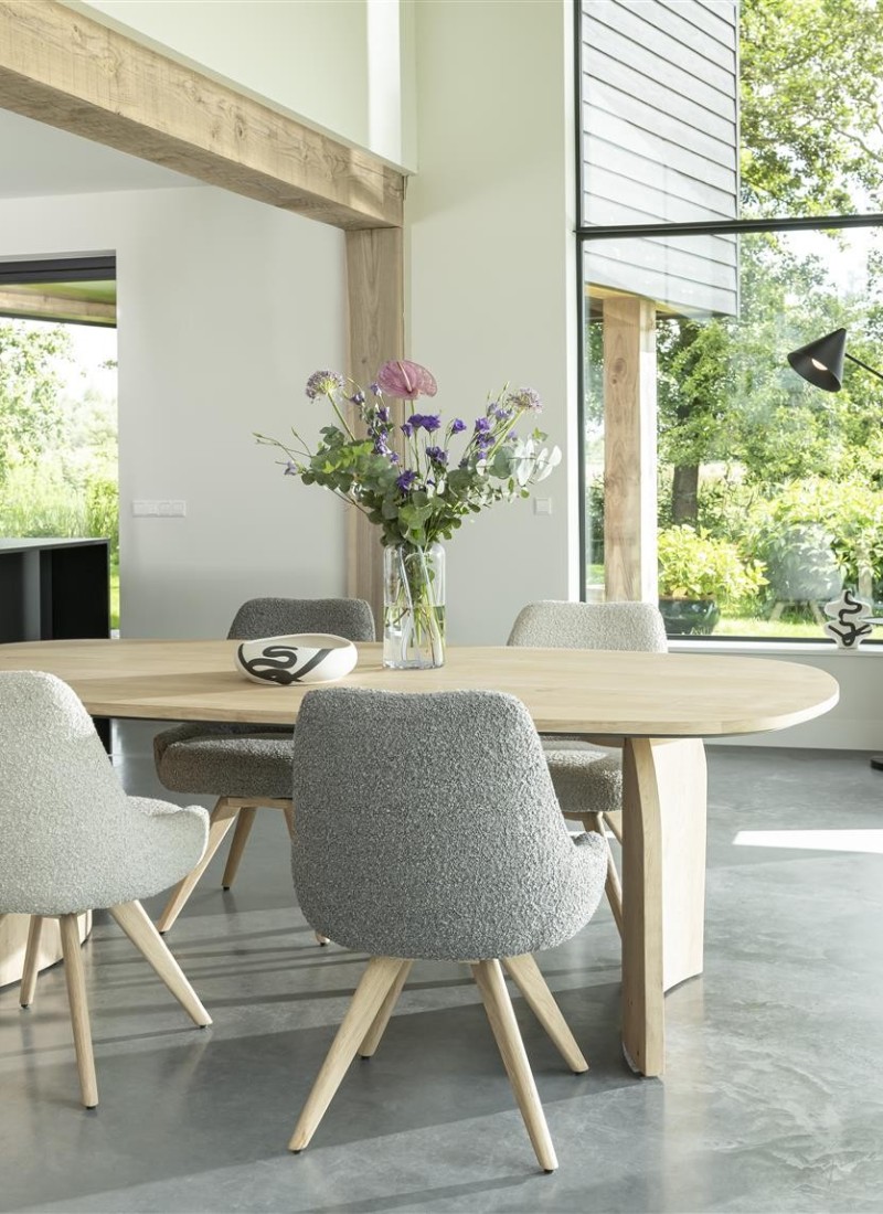 HEN_AMB_Castello_eetkamertafel_Rocco_eetkamerstoel_houten_poot_stand_1