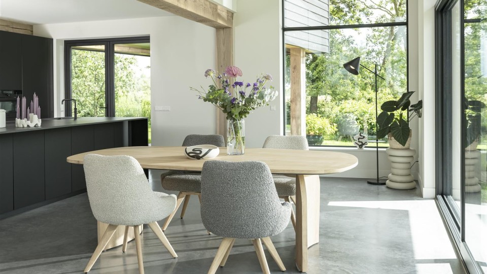 HEN_AMB_Castello_eetkamertafel_Rocco_eetkamerstoel_houten_poot_stand_1
