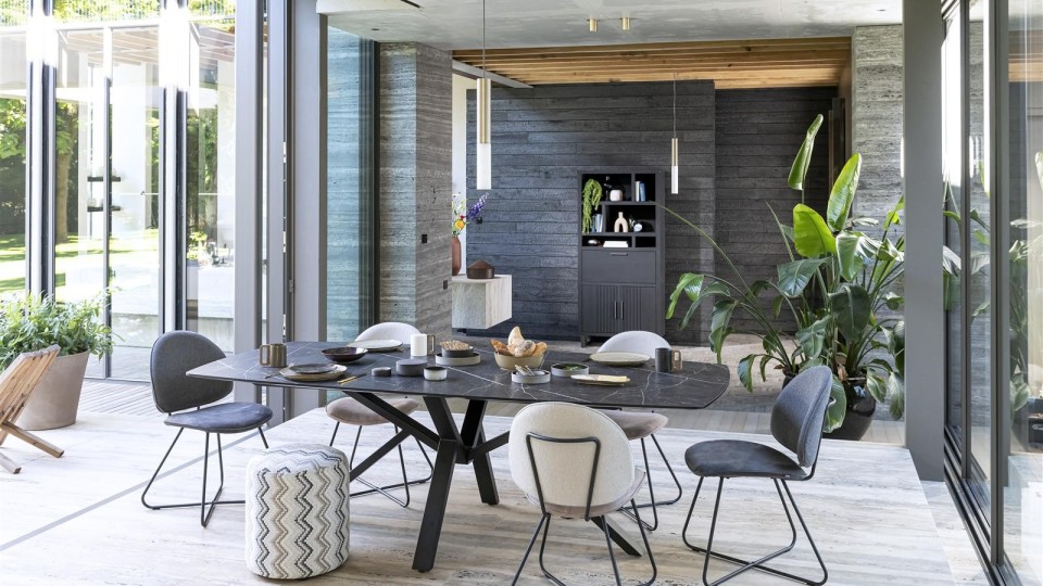 HEN_AMB_Palace_Onyx_eetkamertafeL_Luna_stoel_