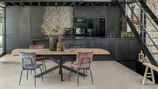 HEN_AMB_eetkamertafel_Pavalon_stoel_Manou_uitgeschoven